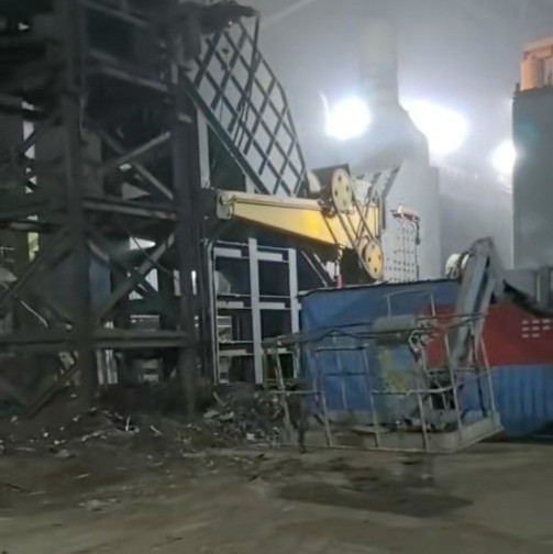 路友標準單班年產量超51萬噸的6000馬力廢鋼破碎機客戶現場深夜仍在繼續工作