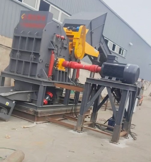 路友 110 型廢鋁破碎機已完成安裝，目前正進行人工投料試機。